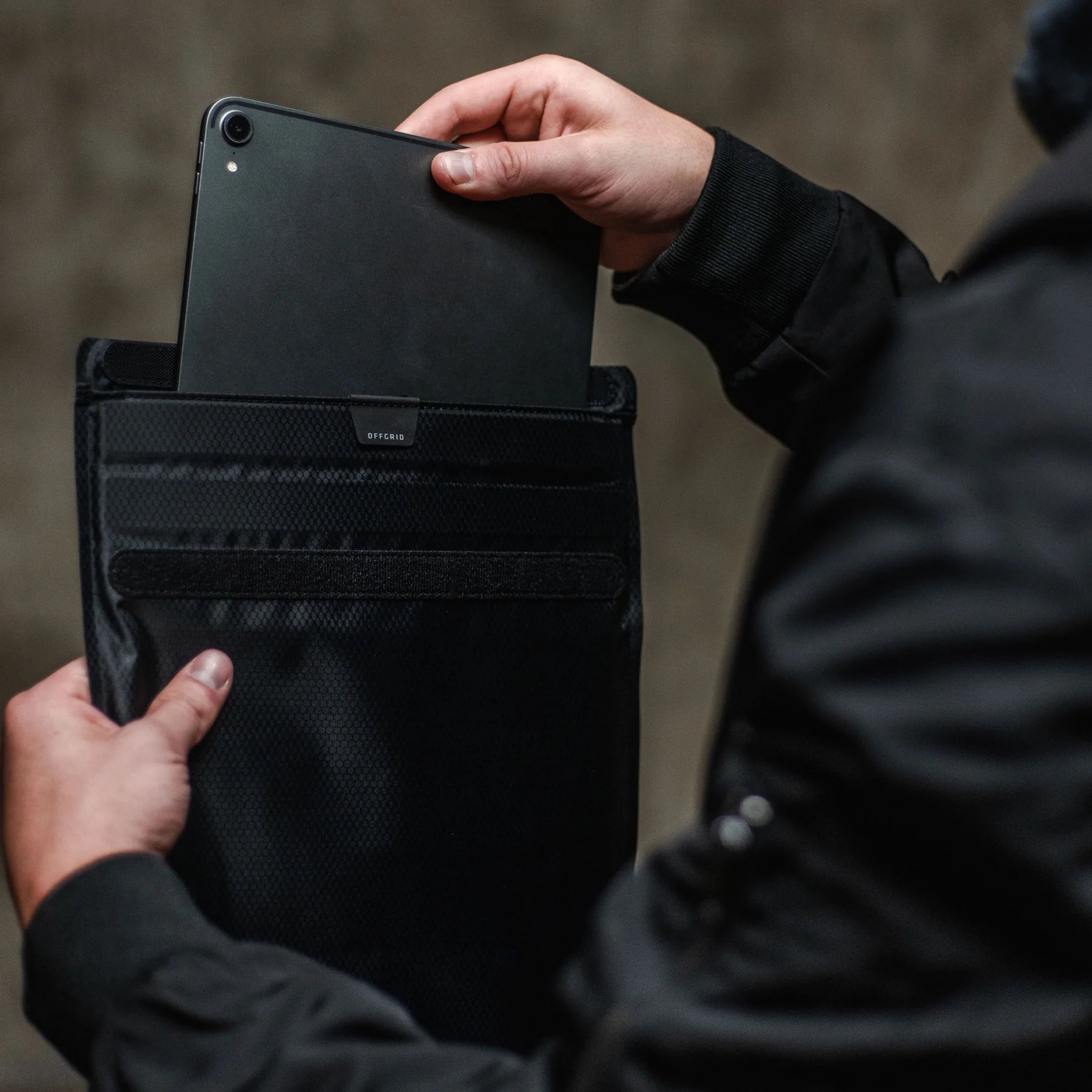 OffGrid Tablet Sleeve en uso